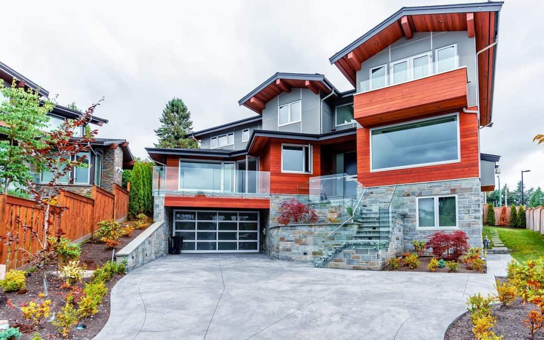 Hold gamle hjem og garasjer oppdatert med oppgraderinger av elektriske paneler og utskifting av garasjeport