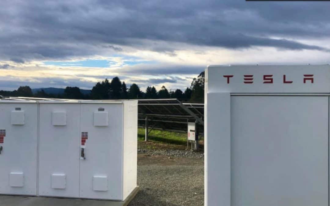 Tesla Megapacks holder flyplassen og den amerikanske kystvaktstasjonen drevet under naturkatastrofer