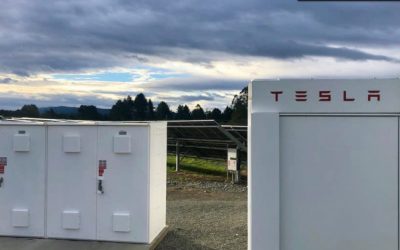 Tesla Megapacks holder flyplassen og den amerikanske kystvaktstasjonen drevet under naturkatastrofer