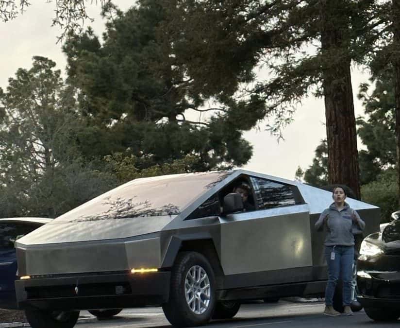 Tesla Cybertruck alpha prototype viser frem sengens kapasitet ved å bære flere terrengdekk