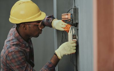 Etterspørselen etter elektrikere stiger i takt med at ledige stillinger i handelssektoren slår rekordhøye